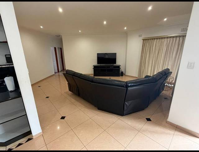 4 BEDROOM HOUSE FOR SALE IN OSLO BEACH